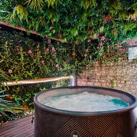 Appartement Fraichement Renovee - Jacuzzi Au Coeur De Caen Exterior photo